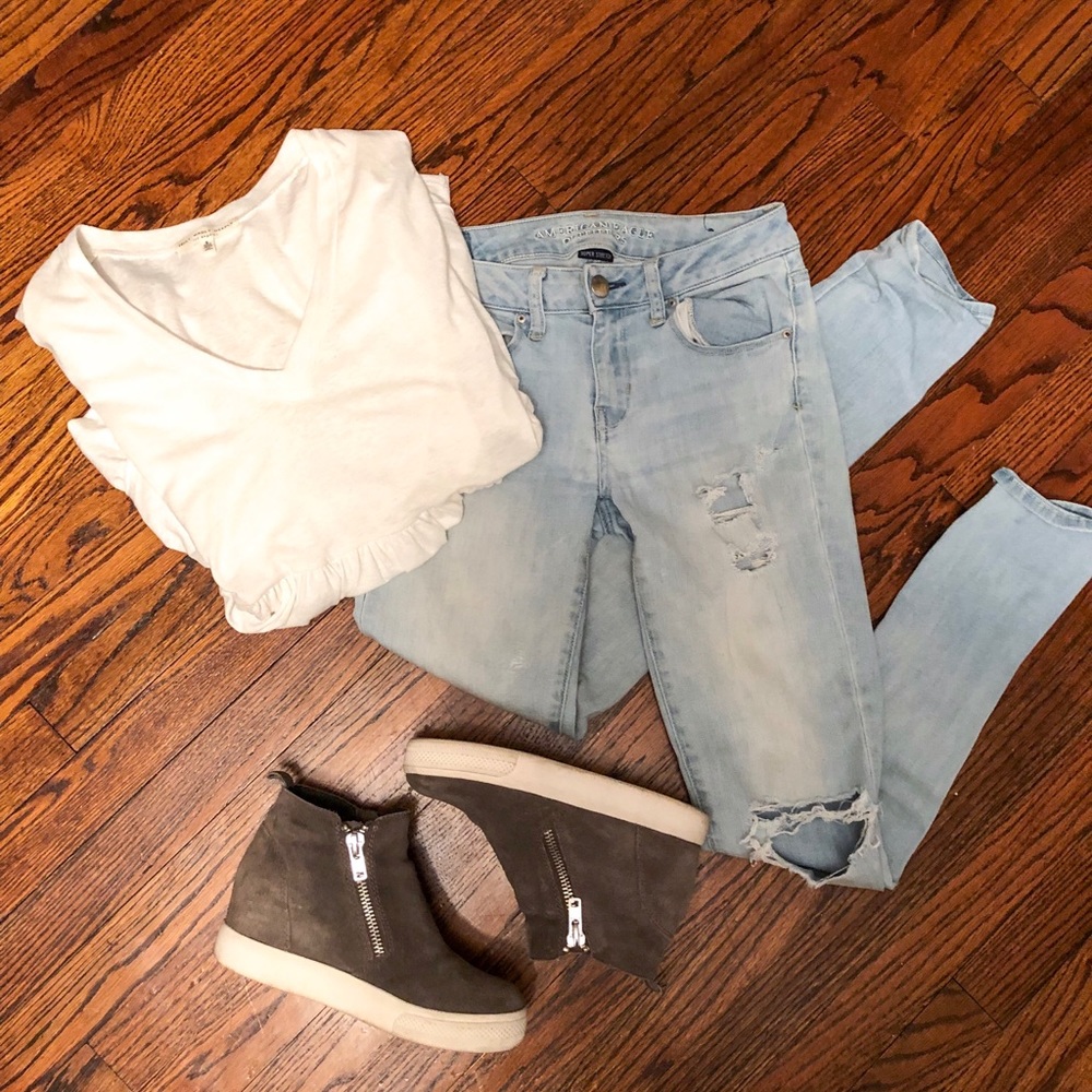 American Eagle light wash ripped jeans